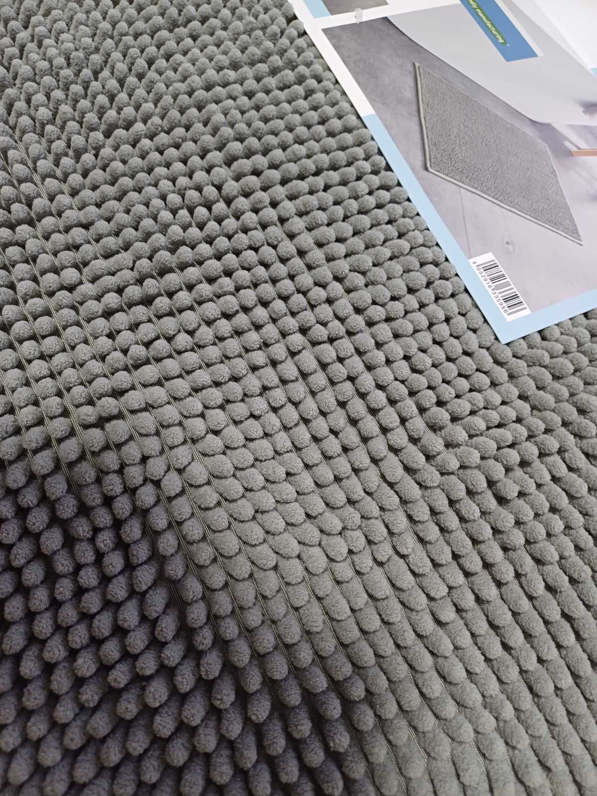 Prostirka crvići za kupatilo
Dimenzije:50x80 cm
100%poliester
Dostupno 2 komada