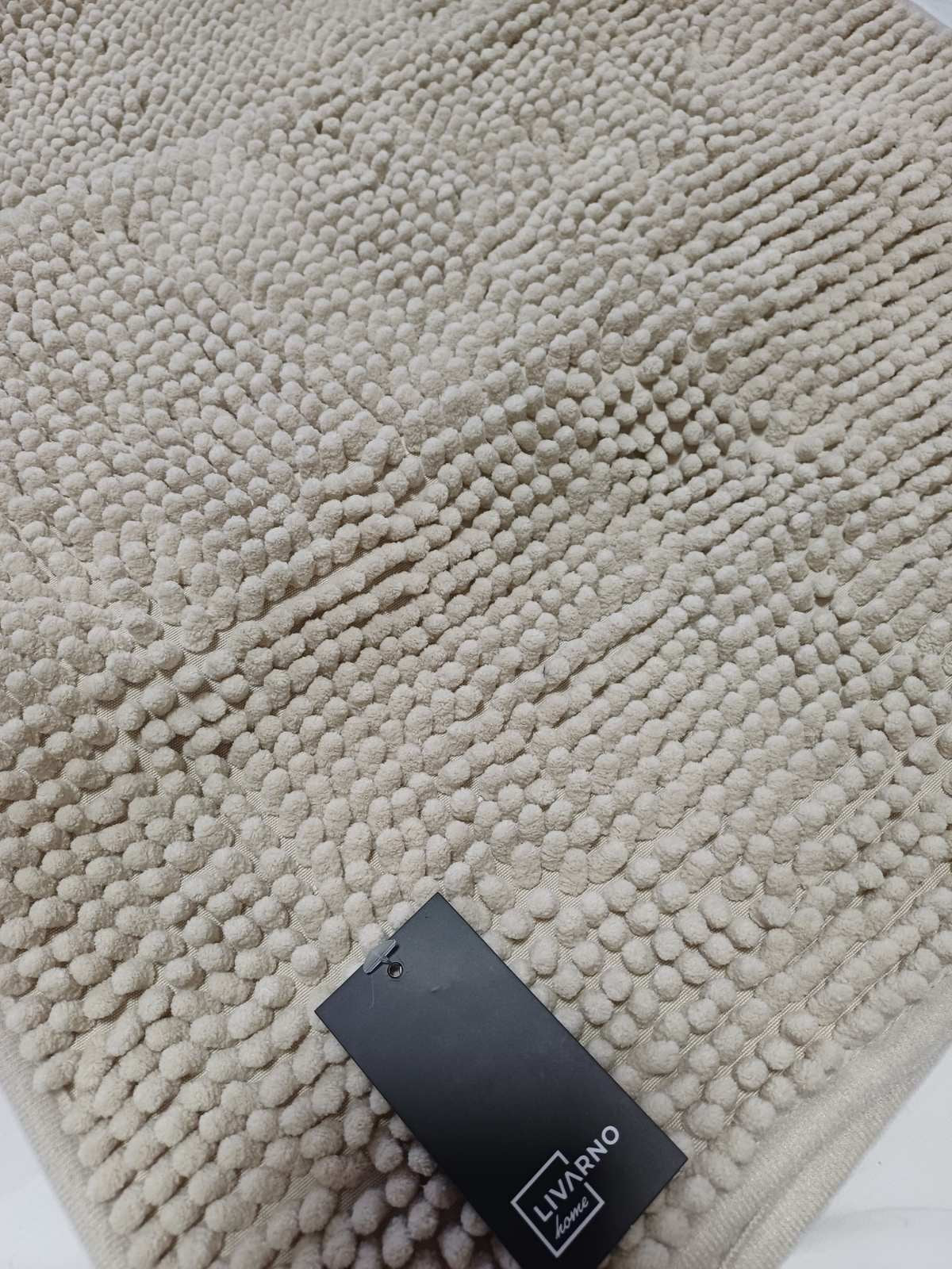 Prostirka crvići za kupatilo
Dimenzije:50x80 cm
100%poliester
Dostupno 2 komada