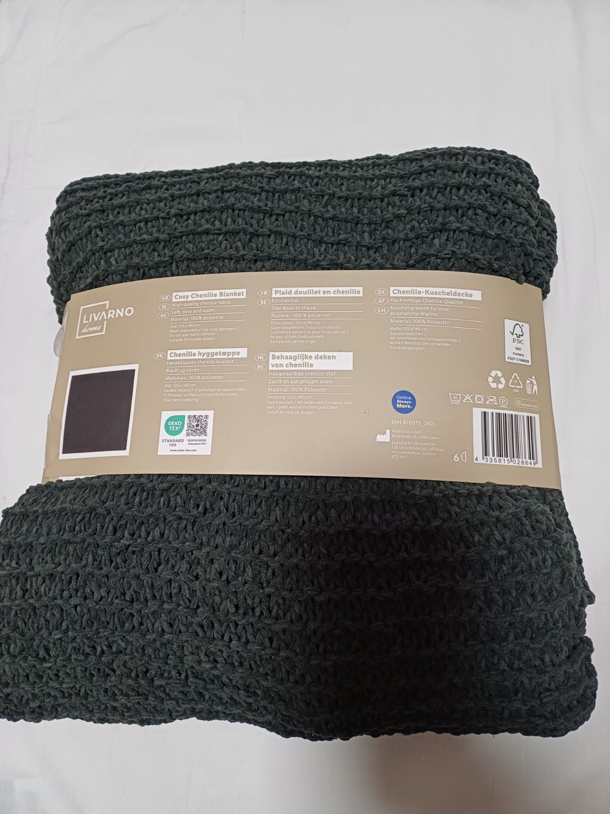 Dekica od šenila(mekana plišana tkanina izrađena tkanjem pređe ili kratkog materijala na niti tkanine)
Dimenzije:125x140 cm
Sastav:100% poliester
Dostupna u dvije boje:
Tamno siva i bordo boja