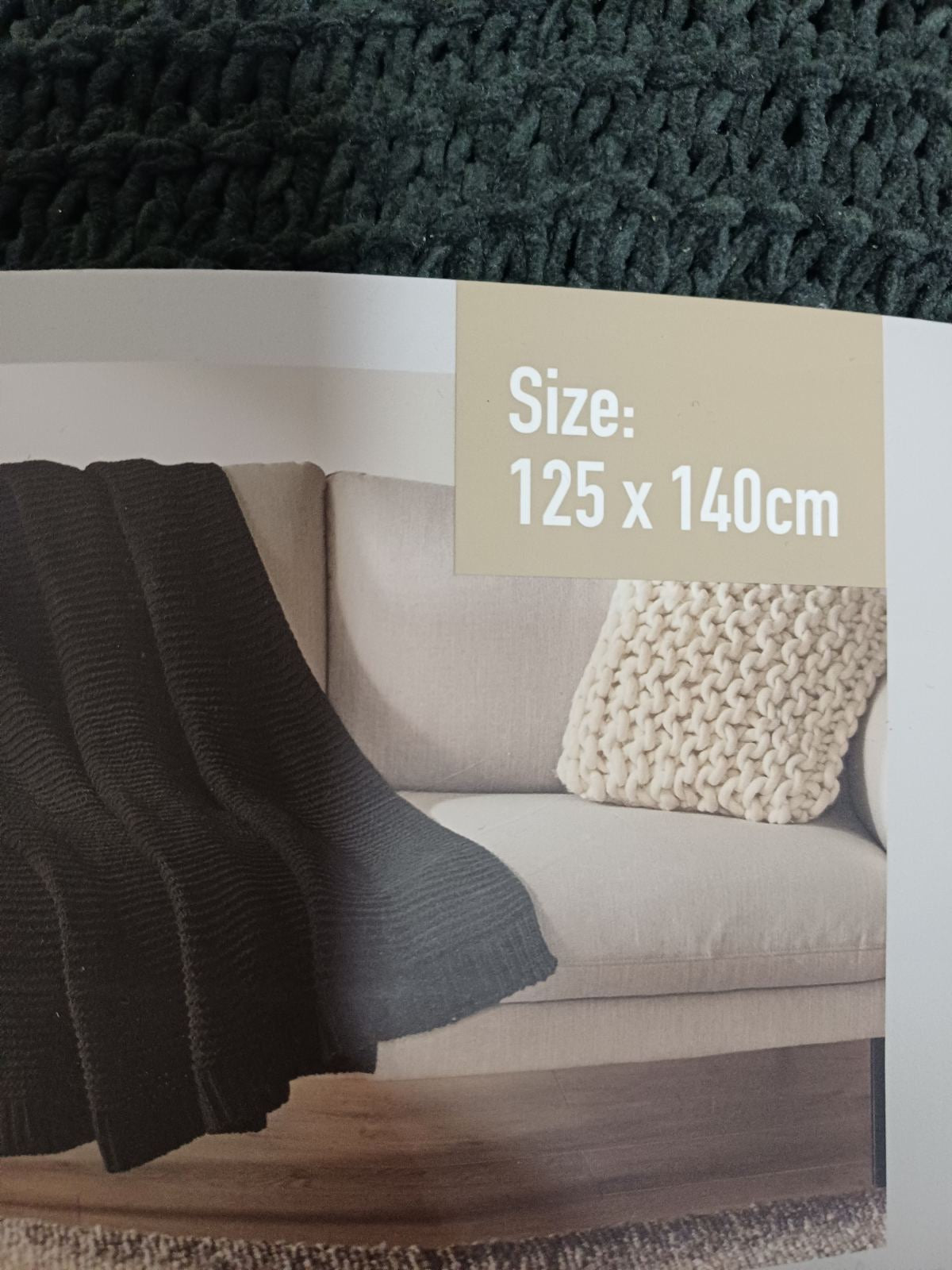 Dekica od šenila(mekana plišana tkanina izrađena tkanjem pređe ili kratkog materijala na niti tkanine)
Dimenzije:125x140 cm
Sastav:100% poliester
Dostupna u dvije boje:
Tamno siva i bordo boja