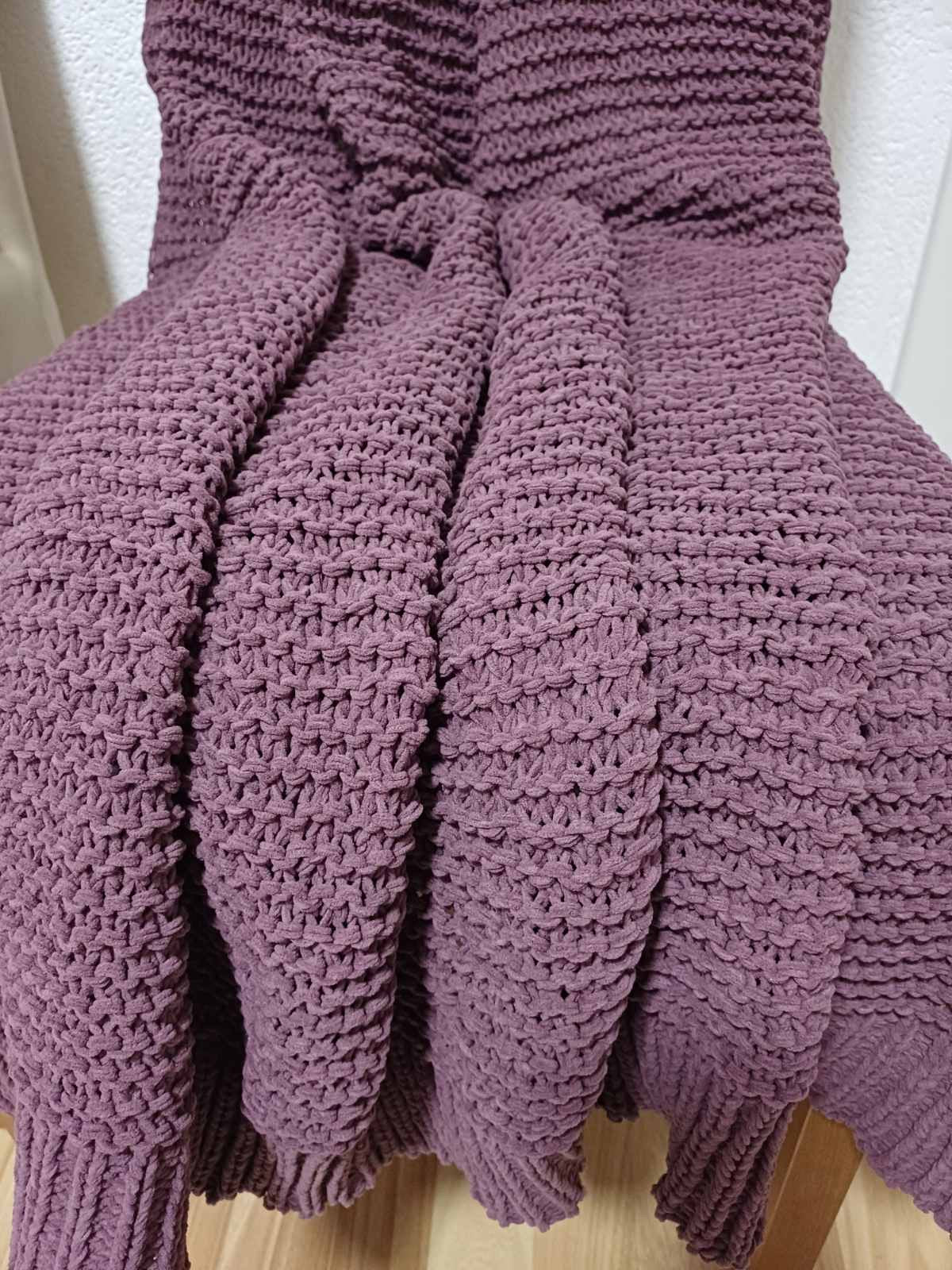 Dekica od šenila(mekana plišana tkanina izrađena tkanjem pređe ili kratkog materijala na niti tkanine)
Dimenzije:125x140 cm
Sastav:100% poliester
Dostupna u dvije boje:
Tamno siva i bordo boja