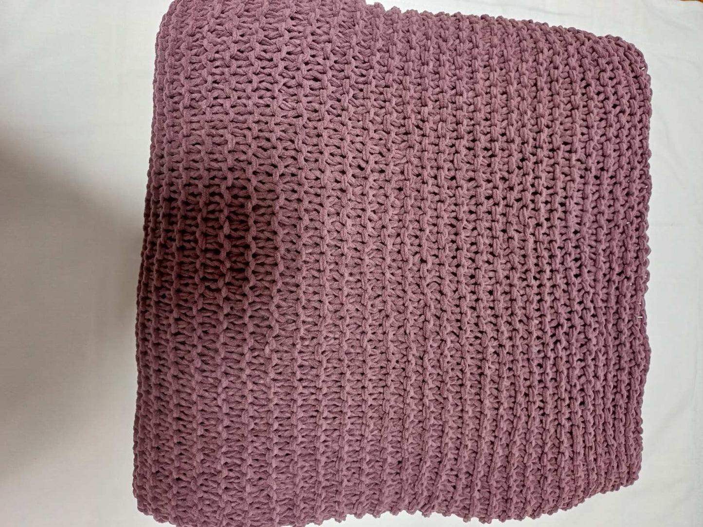 Dekica od šenila(mekana plišana tkanina izrađena tkanjem pređe ili kratkog materijala na niti tkanine)
Dimenzije:125x140 cm
Sastav:100% poliester
Dostupna u dvije boje:
Tamno siva i bordo boja