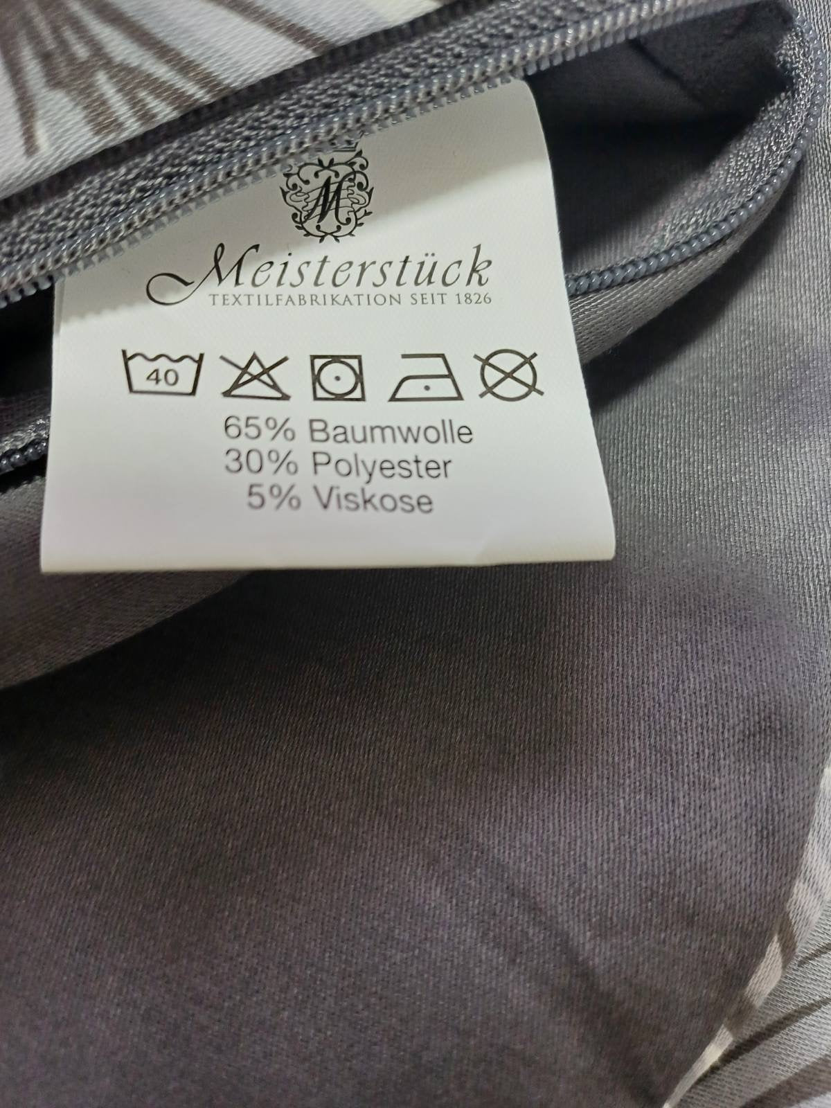 Dvije jastučnice+plahta
Dimenzije:
Jastučnice 2x80x80 cm
Plahta 140-160x200 cm
Sastav:
Jastučnica 65% pamuk,30%poliester,5%viskoza
Plahta 100% pamuk
