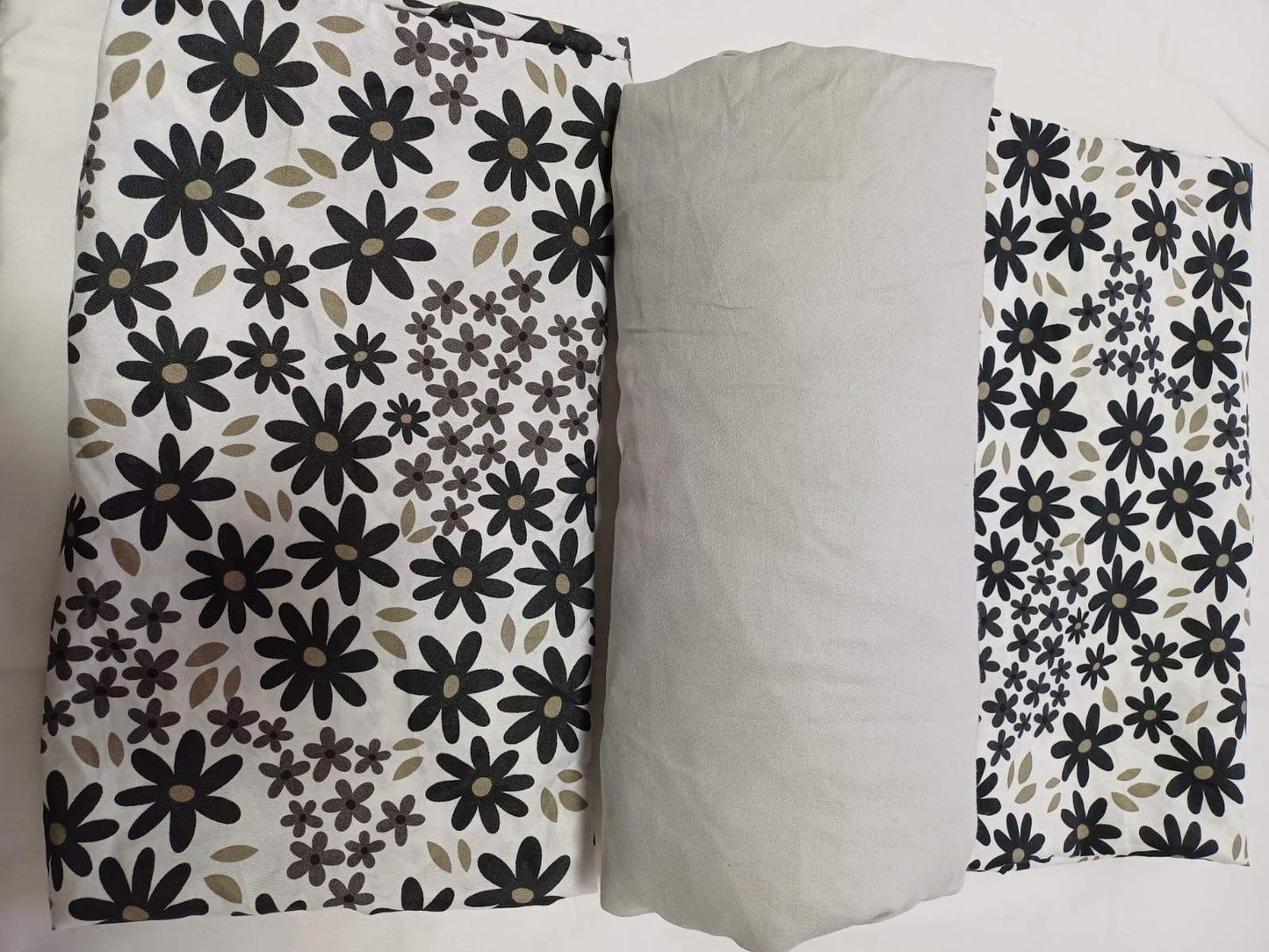 Jastučnice 2/1+plahta
Dimenzije:
Jastučnice 60x64 cm
Plahta 200×200 cm
Sastav:
Jastučnice 100% poliester
Plahta 100% pamuk