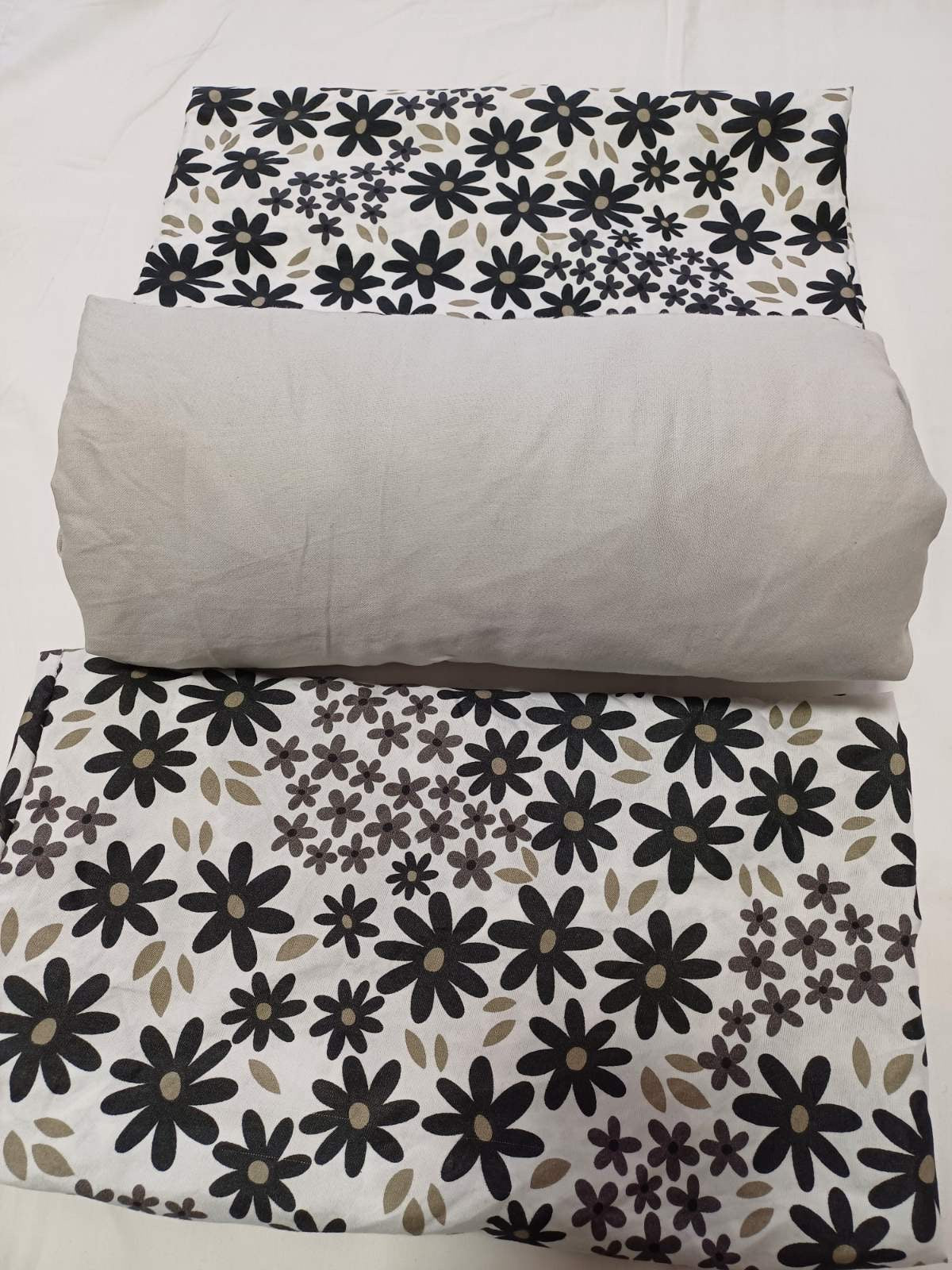 Jastučnice 2/1+plahta
Dimenzije:
Jastučnice 60x64 cm
Plahta 200×200 cm
Sastav:
Jastučnice 100% poliester
Plahta 100% pamuk