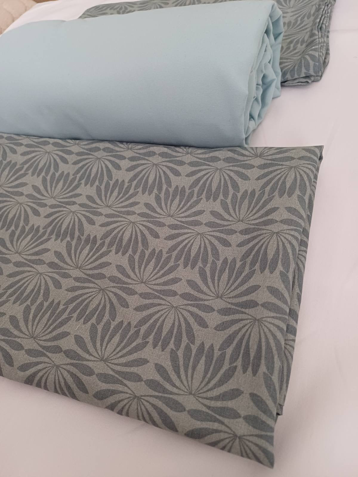 Jastučnice 2/1+plahta
Dimenzije:jastučnice 60x68 cm
Plahta 200x200 cm
Sastav:
Jastučnica 60% pamuk,40% poliester
Plahta 100% pamuk