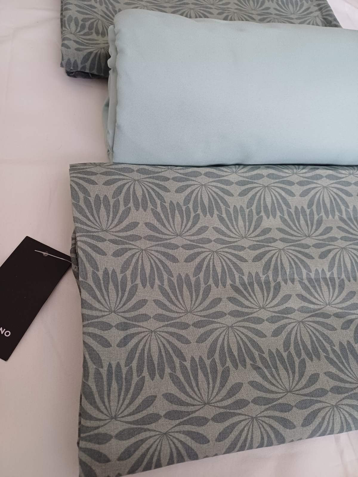 Jastučnice 2/1+plahta
Dimenzije:jastučnice 60x68 cm
Plahta 200x200 cm
Sastav:
Jastučnica 60% pamuk,40% poliester
Plahta 100% pamuk