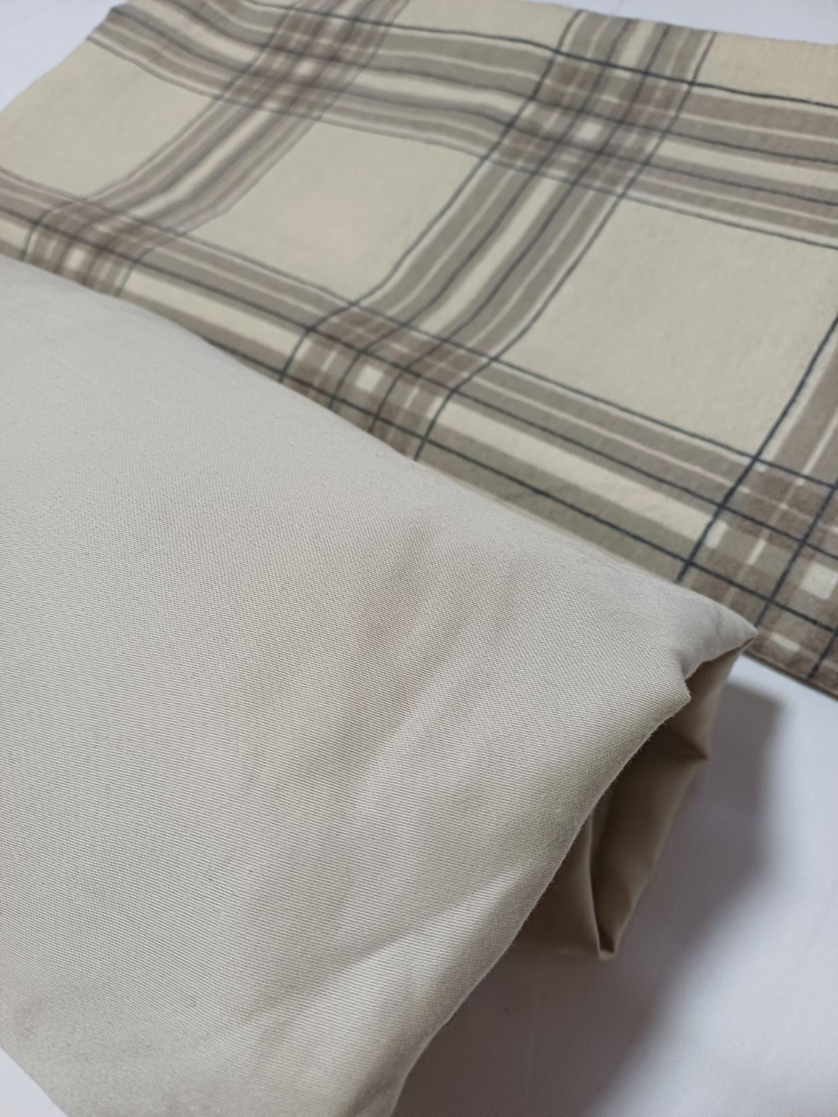 Jastučnica+plahta
Dimenzije:70x90 cm
Plahta 200x200 cm
Sastav:
Jastučnica 70% pamuk,30%poliester
Plahta 100% pamuk