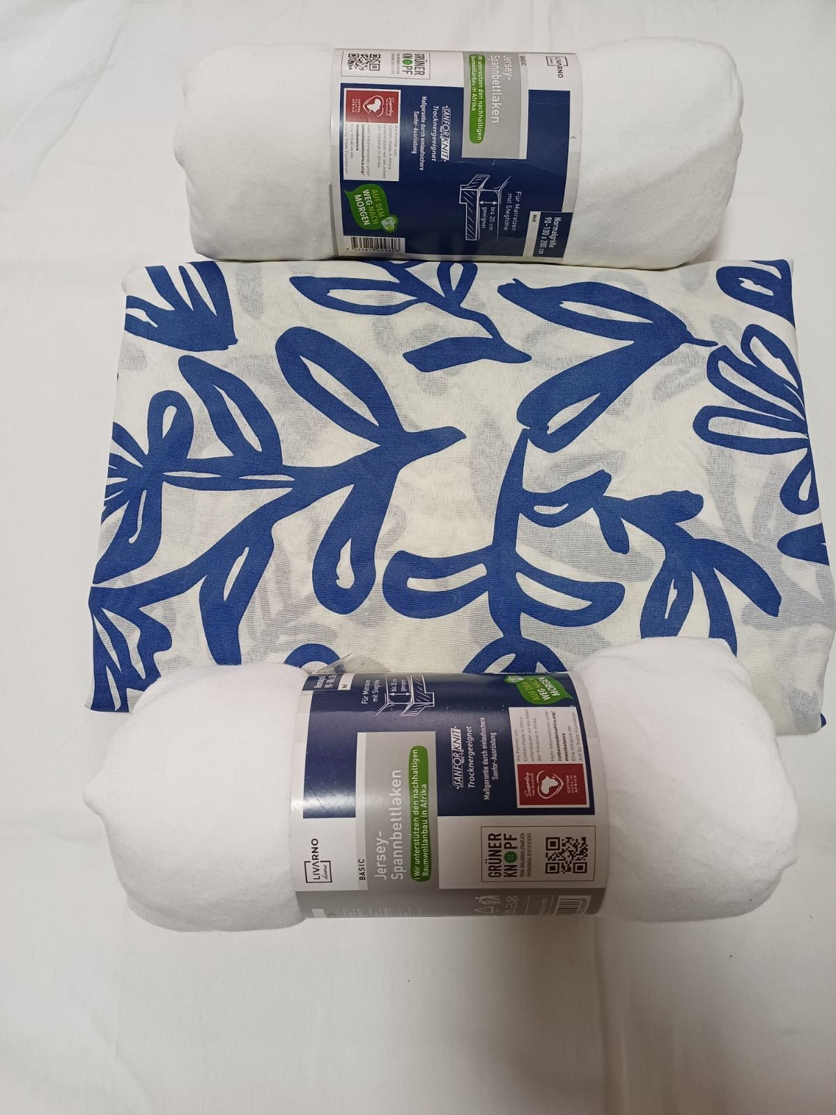 Šlifer+2 plahte
Dimenzije:
Šlifer 135x200 cm
Plahte 2x 100x200 cm
Sastav:
Šlifer:60% pamuk,40% poliester
Plahta 48% pamuk,52% poliester