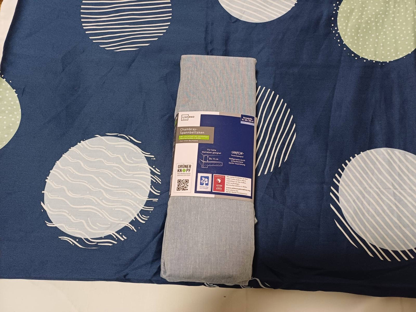Šlifer+plahta
Dimenzije:
Šlifer 135x200 cm
Plahta 100x200 cm
Sastav:100% pamuk 2/1