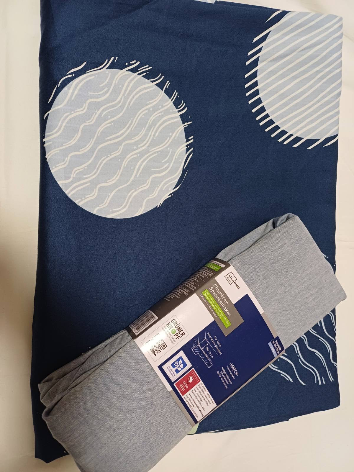 Šlifer+plahta
Dimenzije:
Šlifer 135x200 cm
Plahta 100x200 cm
Sastav:100% pamuk 2/1