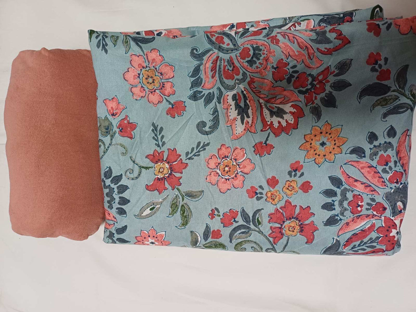 Šlifer+plahta
Dimenzije:
Šlifer 135x220 cm
Plahta 100x200 cm
Sastav:
Šlifer 100% poliester
Plahta 100% pamuk