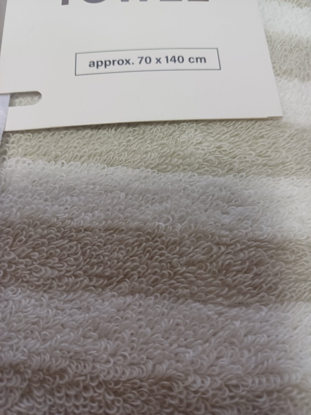 Peškir
Dimenzije:70x140
100%pamuk
Težina 500 grama