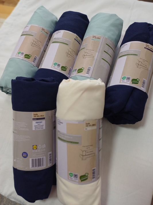 Plahta
Dimenzije:160x200 cm
Saten
Dostupno u tri boje:
Plava 3 komada
Mint zelena 2 komada
Svijetlo žuta 1 komad