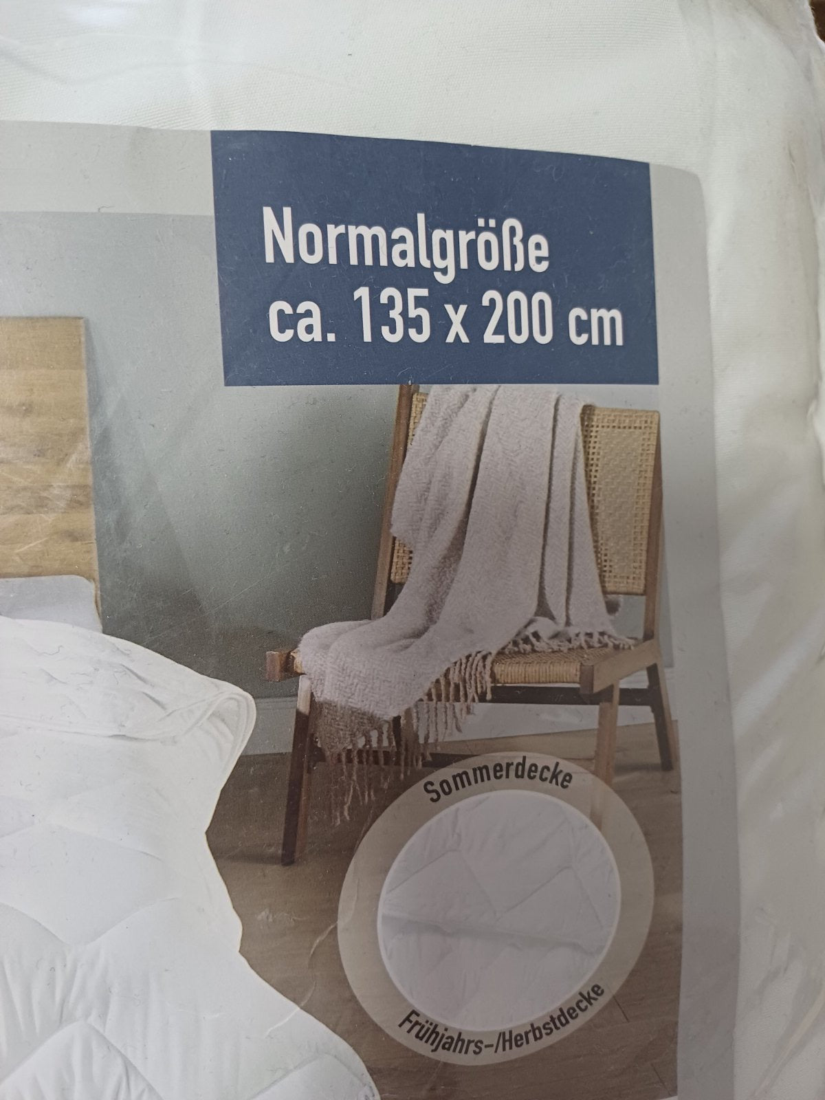 Kombinovani Jorgan koji se sastoji od laganog proljetnog jorgana i ljetno-jesenog jorgana.
Praktični drukeri za kombinovanu upotrebu kao topli zimski krevet.
Pahuljasto, mekano punjenje od poliesterskih vlakana za dugotrajan volumen.