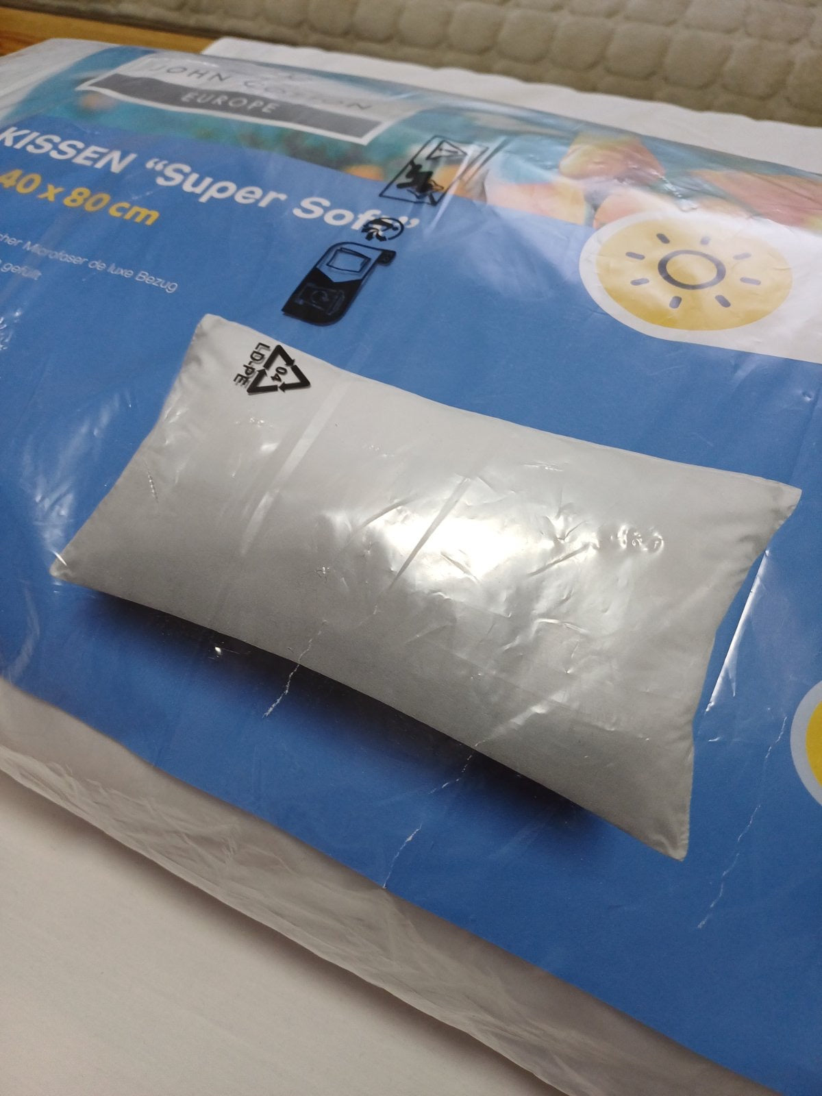 Jastuk "Super mekan"
Dimenzije:40x80 cm
Mekana,pahuljasta,luksuzna navlaka od mikrofibera
Punjen kuglicama od vlakana
Optimalna udobnost potpore
Može se prati na 95°C
100% poliester 
Dostupan 1 komad