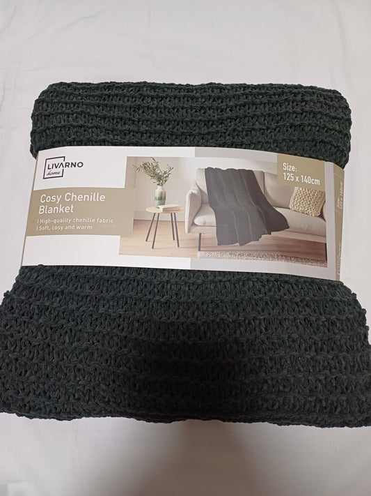 Dekica od šenila(mekana plišana tkanina izrađena tkanjem pređe ili kratkog materijala na niti tkanine)
Dimenzije:125x140 cm
Sastav:100% poliester
Dostupna u dvije boje:
Tamno siva i bordo boja