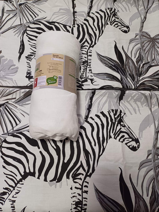 Dvije jastučnice+plahta
Dimenzije:
Jastučnice 2x80x80 cm
Plahta 140-160x200 cm
Sastav:
Jastučnica 65% pamuk,30%poliester,5%viskoza
Plahta 100% pamuk