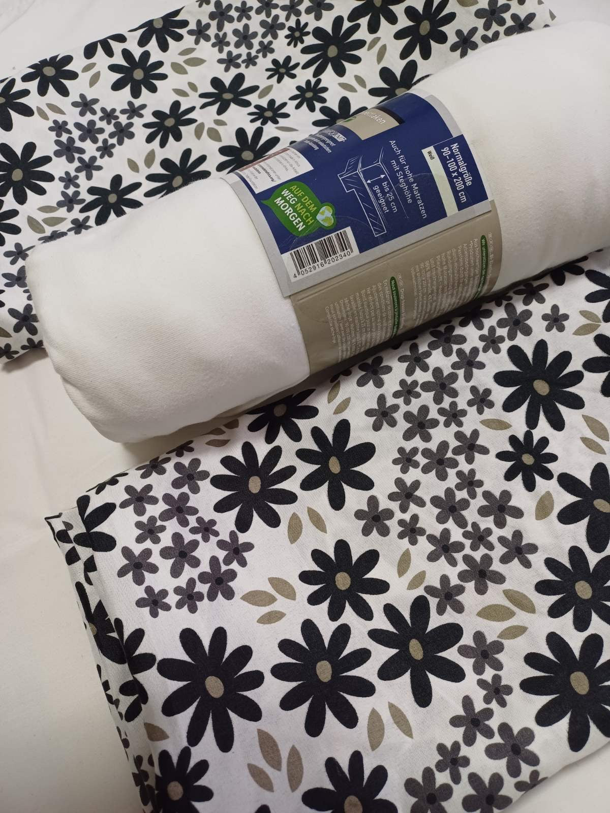 Jastučnice 2/1+plahta
Dimenzije:
Jastučnica 40x80 cm
Plahta 100x200 cm
Sastav:
Jastučnice 100% poliester
Plahta 100% pamuk