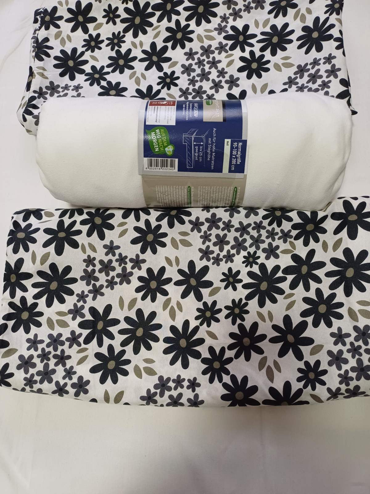 Jastučnice 2/1+plahta
Dimenzije:
Jastučnica 40x80 cm
Plahta 100x200 cm
Sastav:
Jastučnice 100% poliester
Plahta 100% pamuk