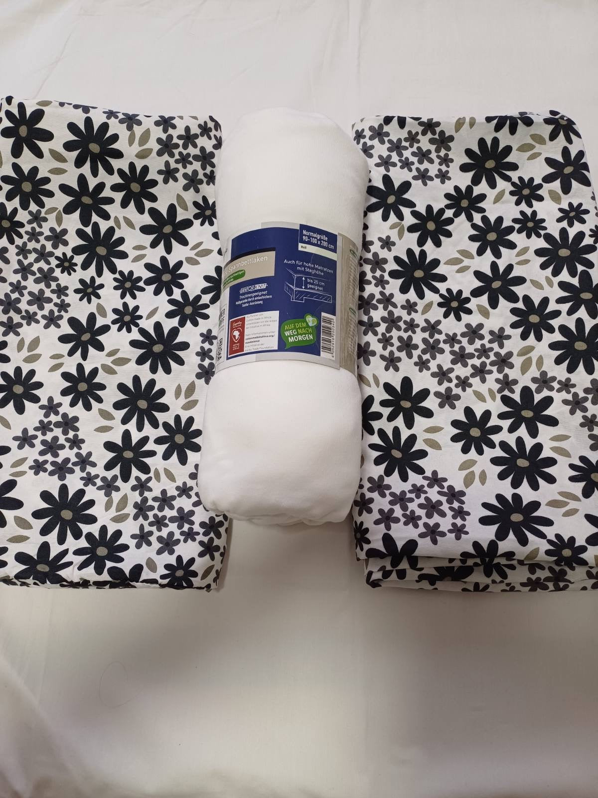 Jastučnice 2/1+plahta
Dimenzije:
Jastučnica 40x80 cm
Plahta 100x200 cm
Sastav:
Jastučnice 100% poliester
Plahta 100% pamuk
