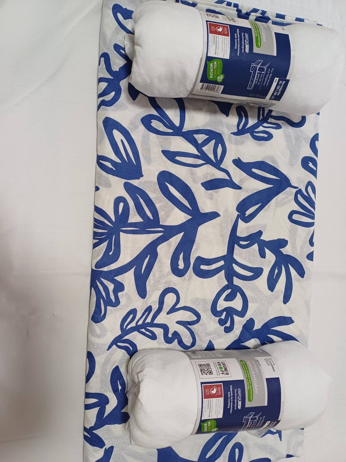 Šlifer+2 plahte
Dimenzije:
Šlifer 135x200 cm
Plahte 2x 100x200 cm
Sastav:
Šlifer:60% pamuk,40% poliester
Plahta 48% pamuk,52% poliester