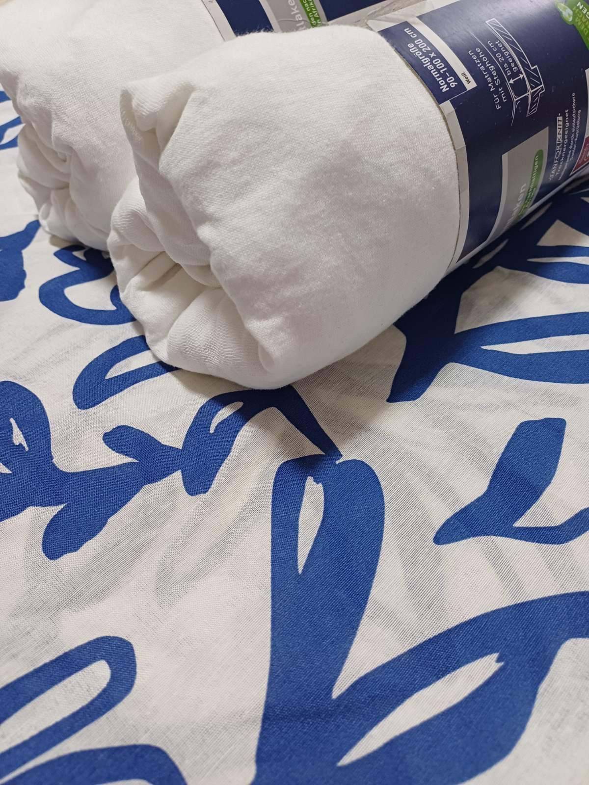 Šlifer+2 plahte
Dimenzije:
Šlifer 135x200 cm
Plahte 2x 100x200 cm
Sastav:
Šlifer:60% pamuk,40% poliester
Plahta 48% pamuk,52% poliester