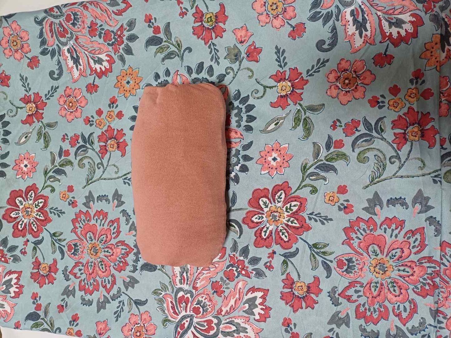 Šlifer+plahta
Dimenzije:
Šlifer 135x220 cm
Plahta 100x200 cm
Sastav:
Šlifer 100% poliester 
Plahta 100% pamuk