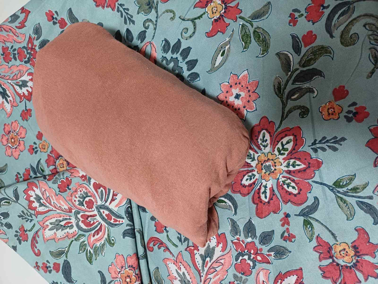 Šlifer+plahta
Dimenzije:
Šlifer 135x220 cm
Plahta 100x200 cm
Sastav:
Šlifer 100% poliester 
Plahta 100% pamuk